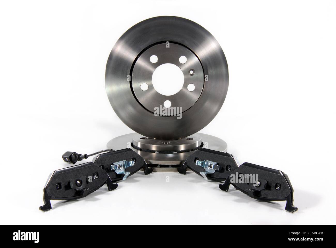 Plaquettes et disques de frein, quatre plaquettes de frein et deux nouveaux disques de frein pour la voiture Banque D'Images
