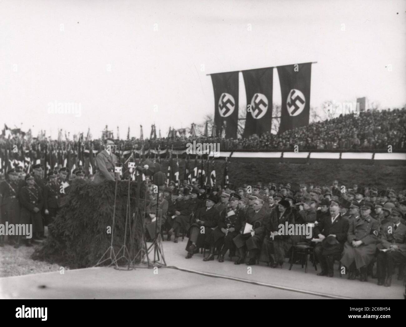 La pierre de fondation posée - Hitler parle Heinrich Hoffmann photographies 1934 Adolf Hitler photographe officiel, et un politicien et éditeur nazi, qui était un membre du cercle intime d'Hitler. Banque D'Images