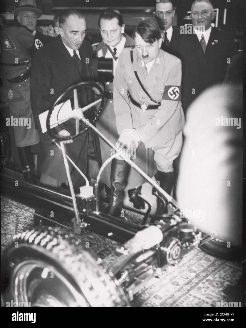 Hitler et goering visitent l'exposition automobile Heinrich Hoffmann photographies 1934 le photographe officiel d'Adolf Hitler, et un politicien et éditeur nazi, qui était membre du cercle intime d'Hitler. Banque D'Images