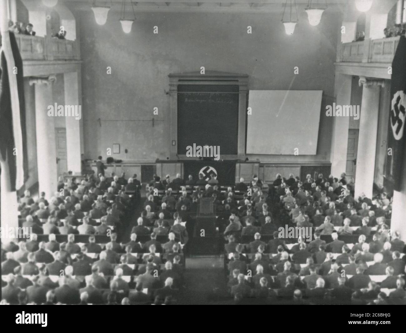 Rassemblement de masse dans le Sportpalast de Berlin - parle Heinrich Hoffmann photographies 1934 Adolf Hitler photographe officiel, et un politicien et éditeur nazi, qui était un membre du cercle intime d'Hitler. Banque D'Images