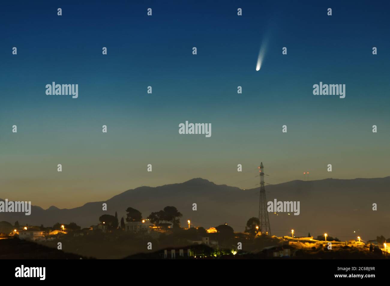 Comète NEOWISE à l'aube le 7 juillet 2020 sur la Côte d'Azur (Nice) Banque D'Images