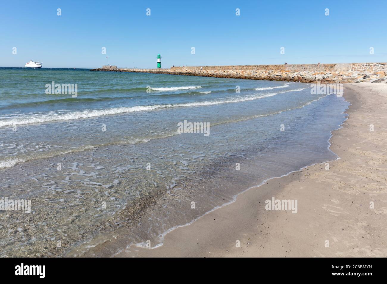 Côte de la mer Baltique à Warnemünde, en Allemagne, en été Banque D'Images