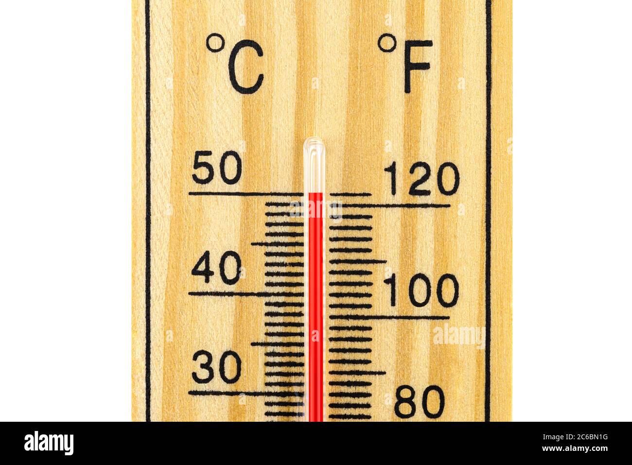 Un macro-cliché d'un thermomètre classique en bois montrant une température  de 50 degrés Celsius, 122 degrés Fahrenheit, isolé sur un fond blanc avec  Photo Stock - Alamy