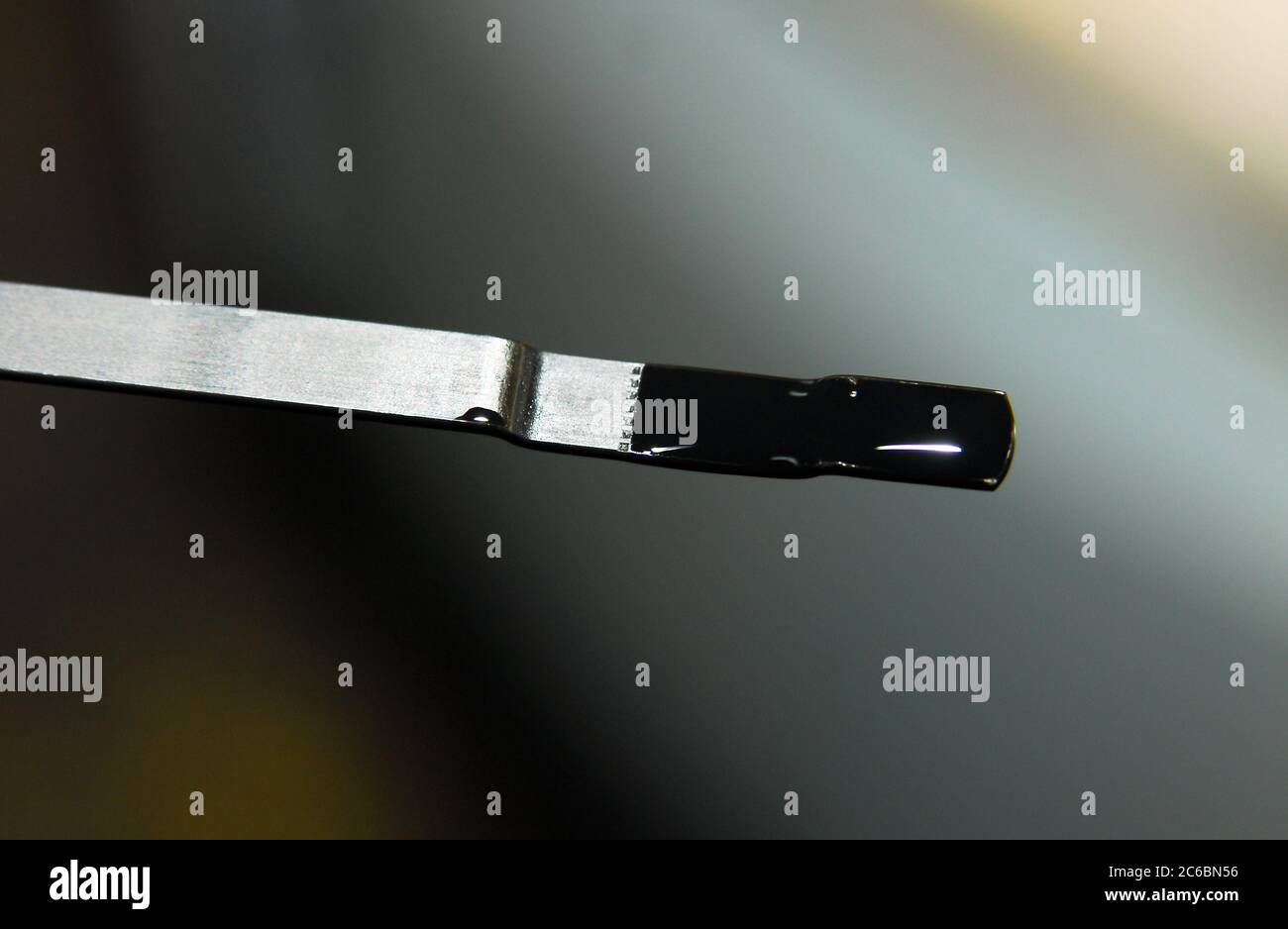 Contrôle de l'huile moteur, UNE personne contrôle de l'huile moteur dans sa voiture, bar pour vérifier le niveau d'huile dans le moteur Banque D'Images