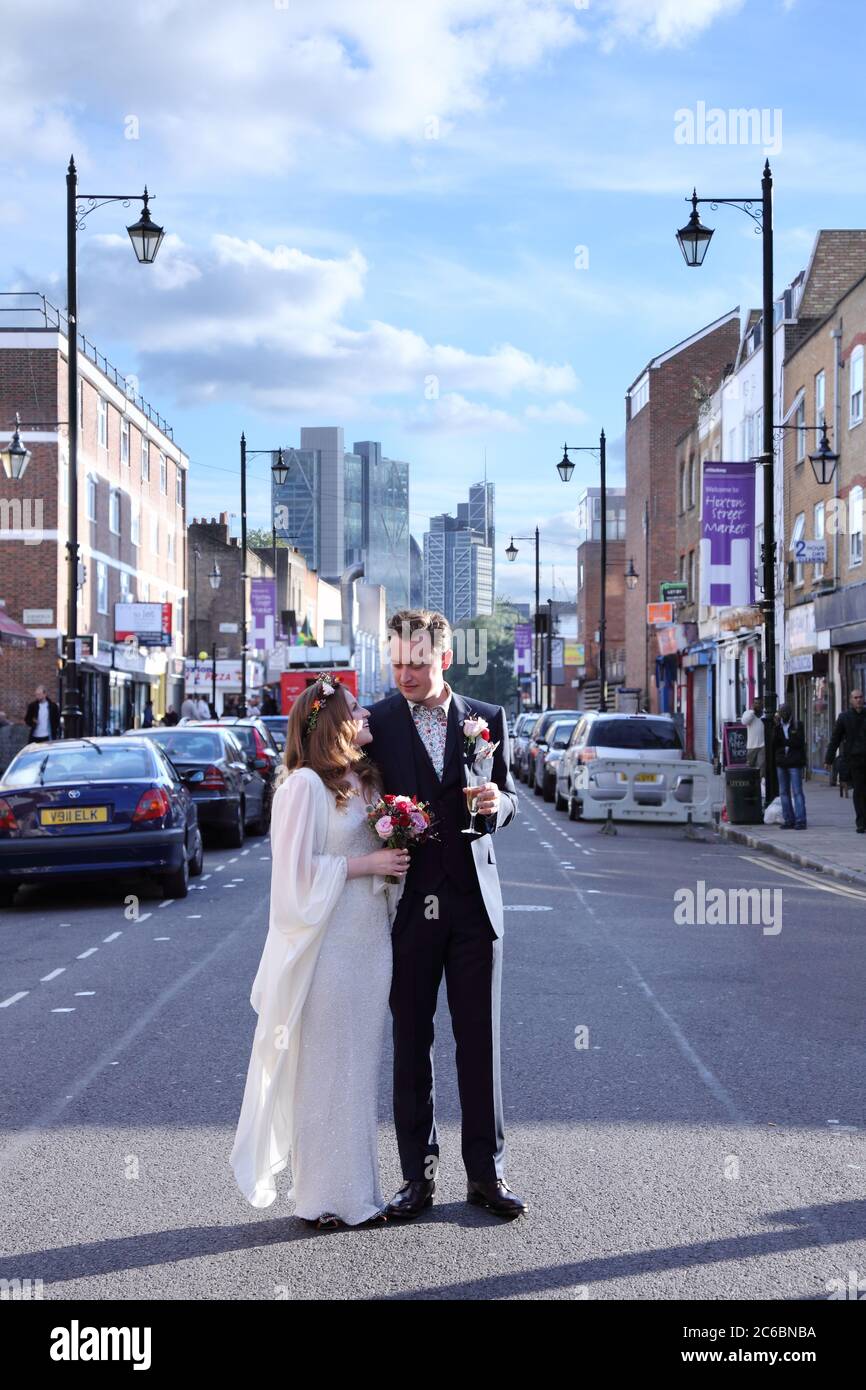 Mariée et marié sur la rue Hoxton, Shoreditch pendant leur mariage urbain Banque D'Images