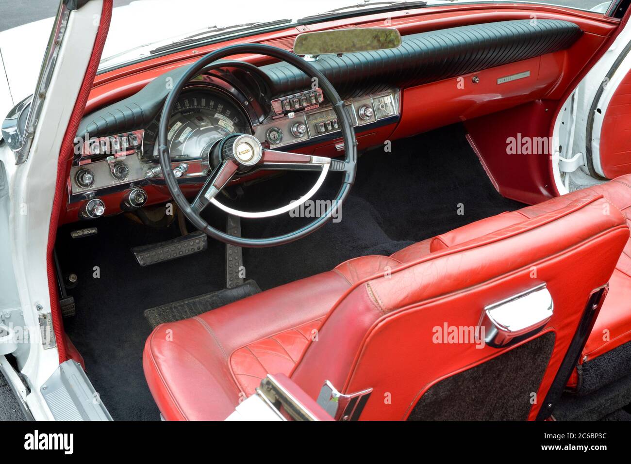Intérieur et tableau de bord du cabriolet Chrysler Newport 1962 rouge Banque D'Images