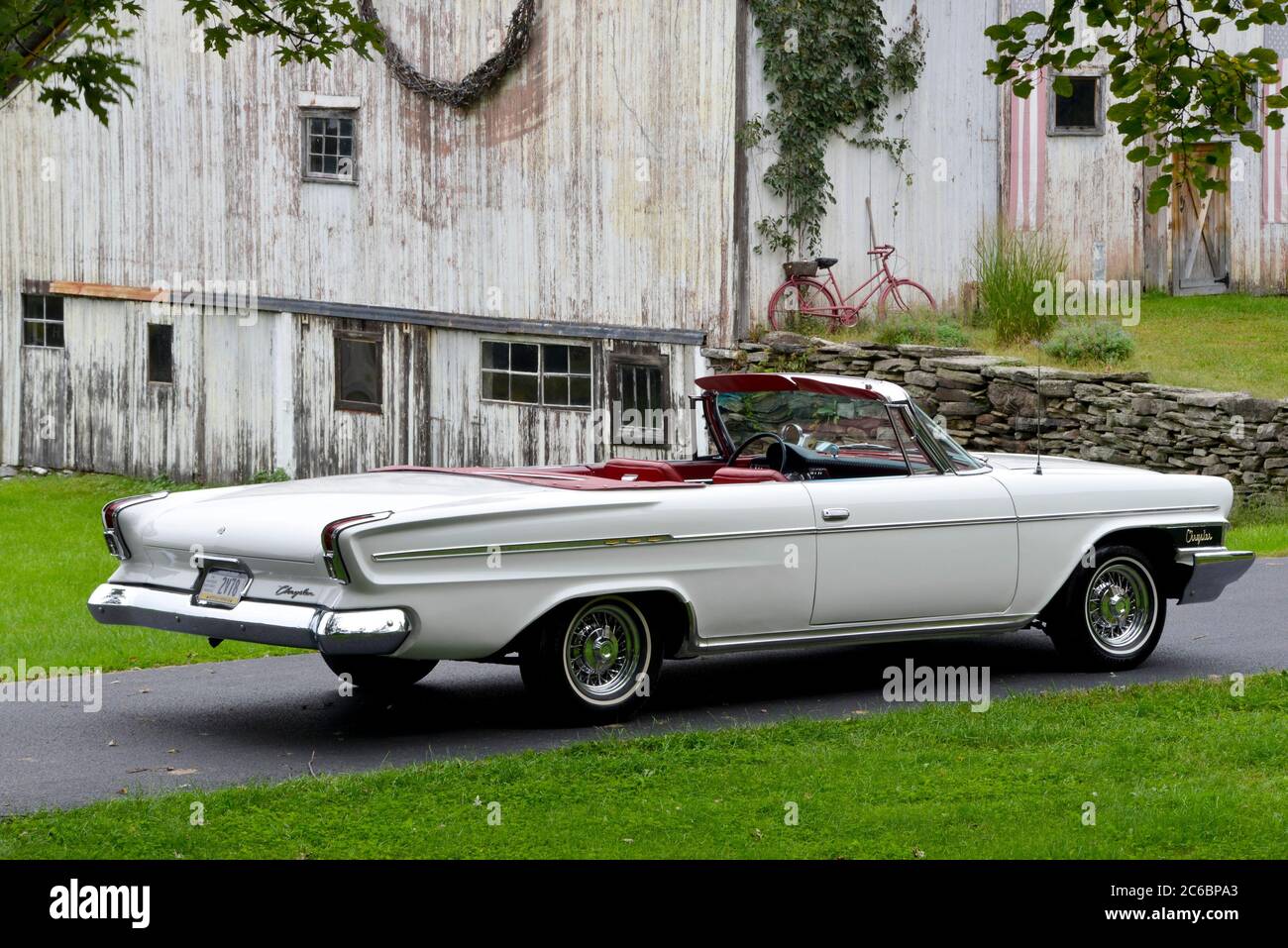 Capote blanche 1962 de Chrysler Newport abaissée avec intérieur rouge et roues en métal Banque D'Images