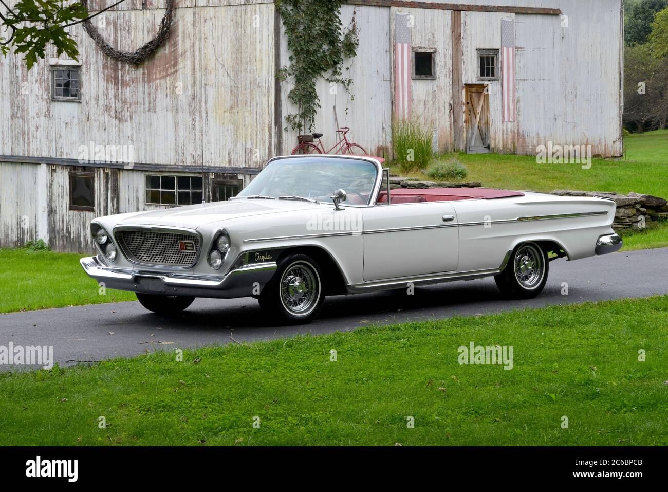 Capote blanche 1962 de Chrysler Newport abaissée avec intérieur rouge et roues en métal Banque D'Images