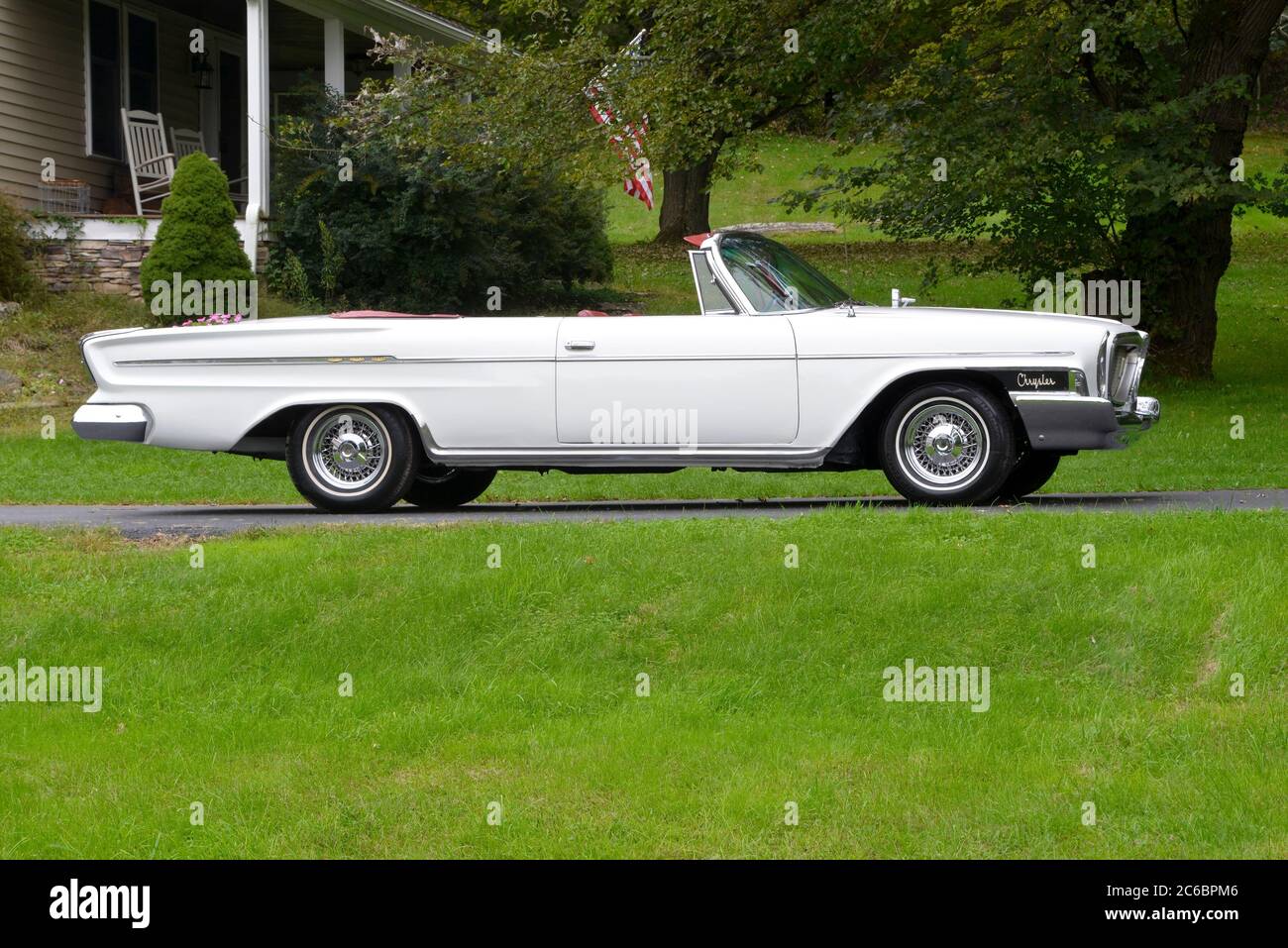 Cabriolet Chrysler Newport 1962 blanc avec capote abaissée, face à droite, allée de campagne Banque D'Images