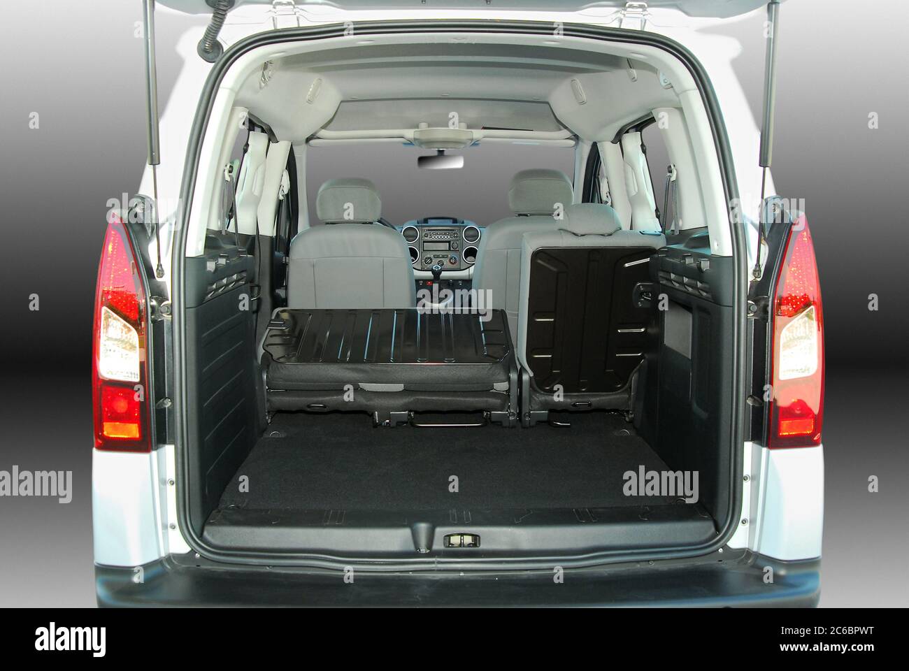 coffre de voiture avec sièges arrière rabattus, coffre de voiture de tourisme avec sièges arrière rabattus Banque D'Images