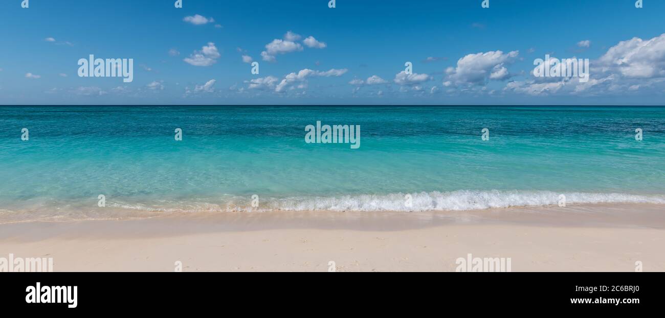 Vue panoramique sur la plage tropicale de sable blanc et la mer des îles Caïman de ​​the. Banque D'Images