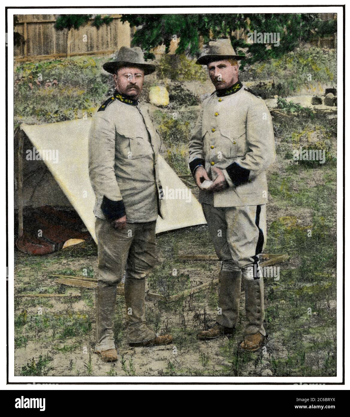 Le colonel Theodore Roosevelt et le général Leonard Wood dans le camp de San Antonio, TX, 1898. Demi-teinte d'une photo de couleur main Banque D'Images