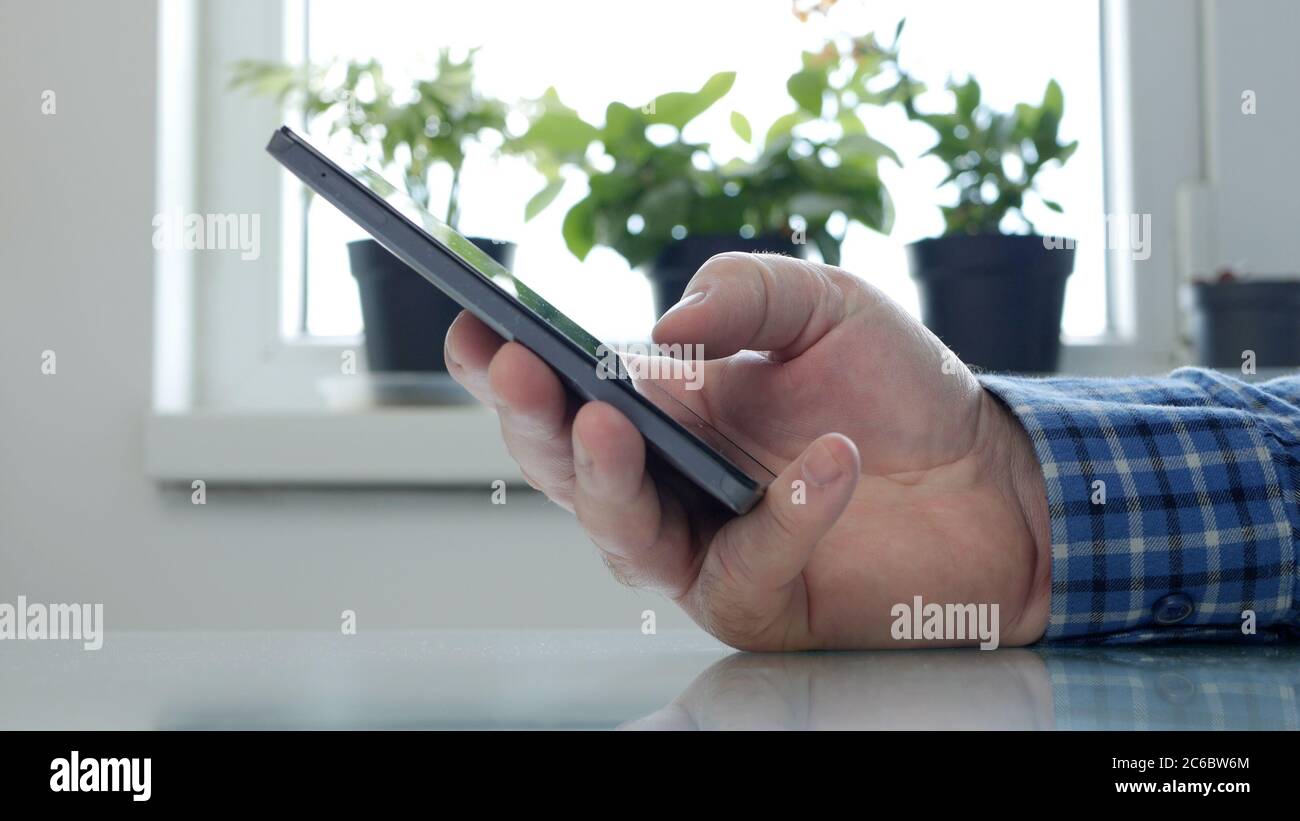 Personne âgée isolée en quarantaine à domicile SMS utilisant la technologie du téléphone cellulaire, social distancing style de vie dans la pandémie de coronavirus Banque D'Images