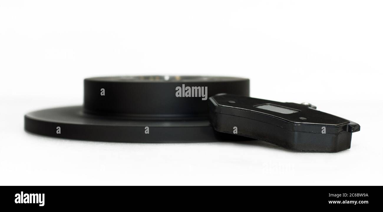 Plaquette et disque de frein. Une plaquette de frein et un nouveau disque de frein pour la voiture. Banque D'Images