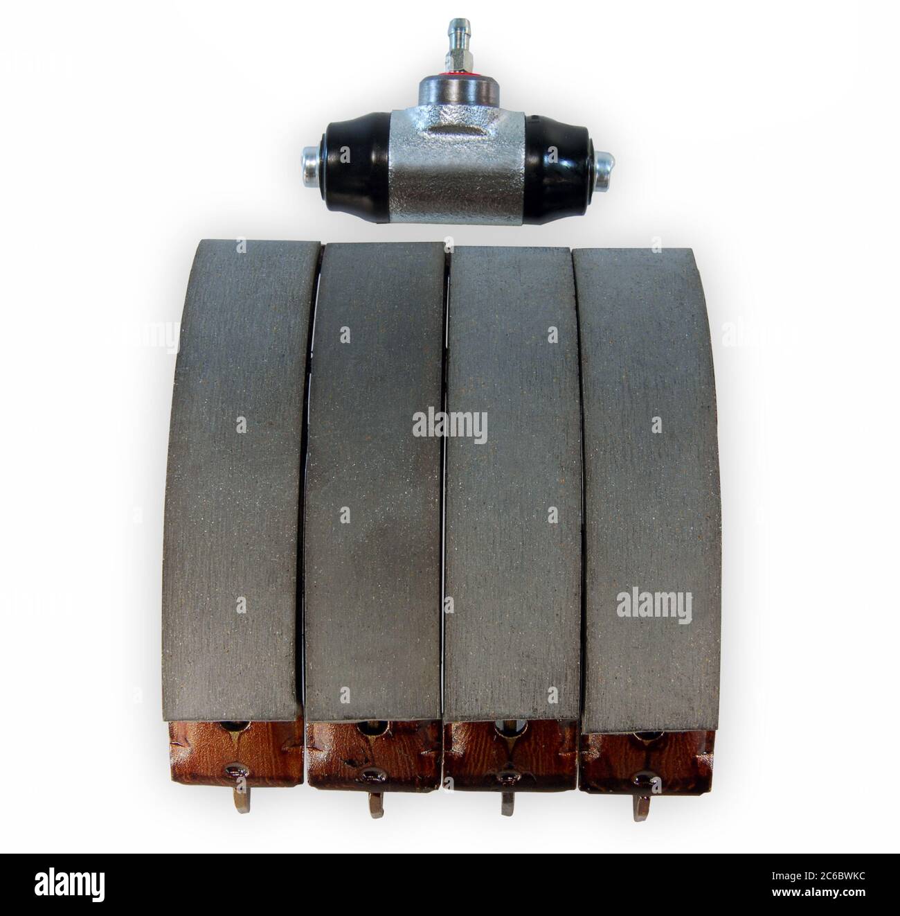 Éléments de frein de voiture. Tambour de frein de cylindre et quatre segments de frein. Nouveau tambour de frein de cylindre hydraulique, pièce pour système de frein à tambour. Banque D'Images