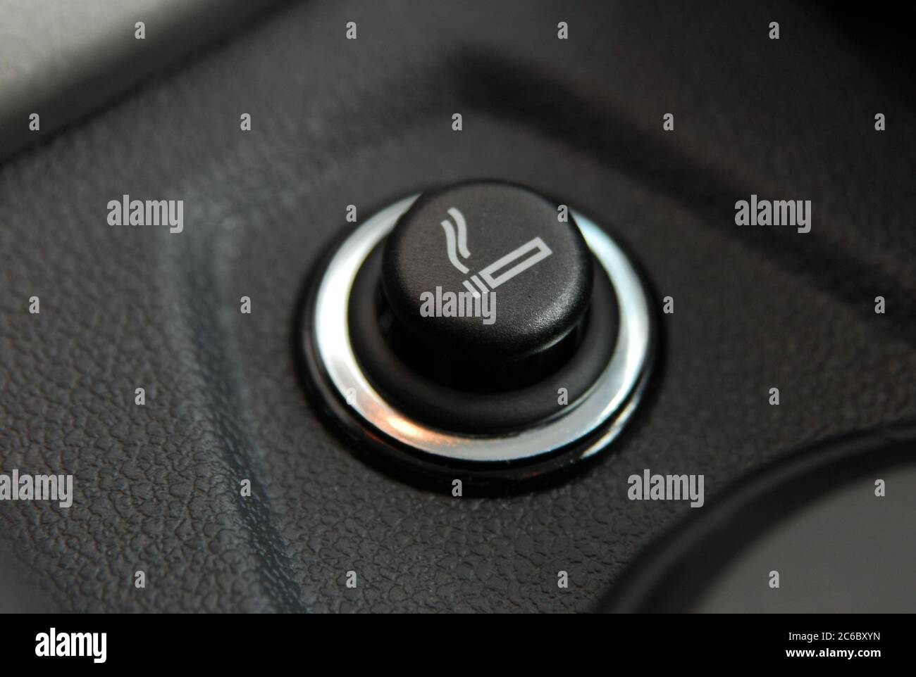 Allume-cigare. Allume-cigare sur le tableau de bord d'une voiture de tourisme. Banque D'Images