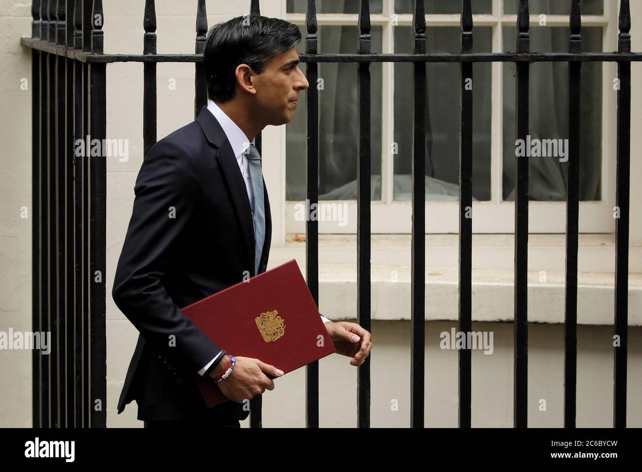 Londres, Grande-Bretagne. 8 juillet 2020. Rishi Sunak, chancelier de l'Échiquier britannique, quitte le 10 Downing Street pour la Chambre des communes à Londres, en Grande-Bretagne, le 8 juillet 2020. Le gouvernement britannique a établi mercredi un ensemble de nouvelles mesures pour soutenir l'emploi et stimuler l'économie dans le cadre d'un plan global visant à assurer la reprise du pays après la pandémie du coronavirus. Crédit: Tim Ireland/Xinhua/Alay Live News Banque D'Images