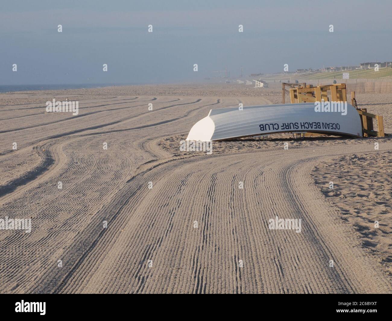 Matin d'été sur la rive du New Jersey avec un pêcheur et un bateau de sauvetage. Banque D'Images