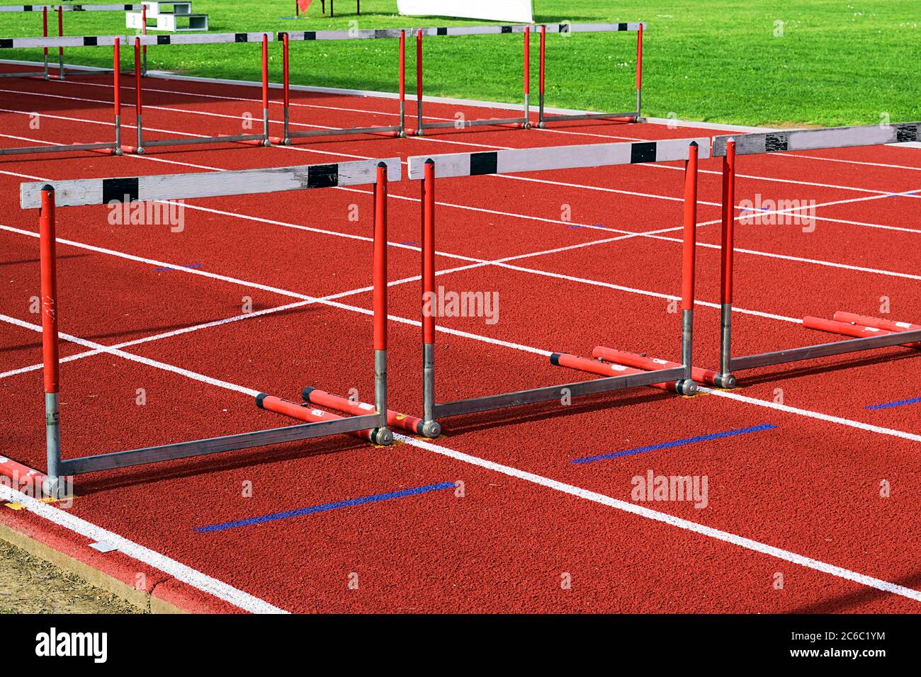Obstacles positionnés pour courir sur un circuit d'athlétisme à Florence, Italie Banque D'Images