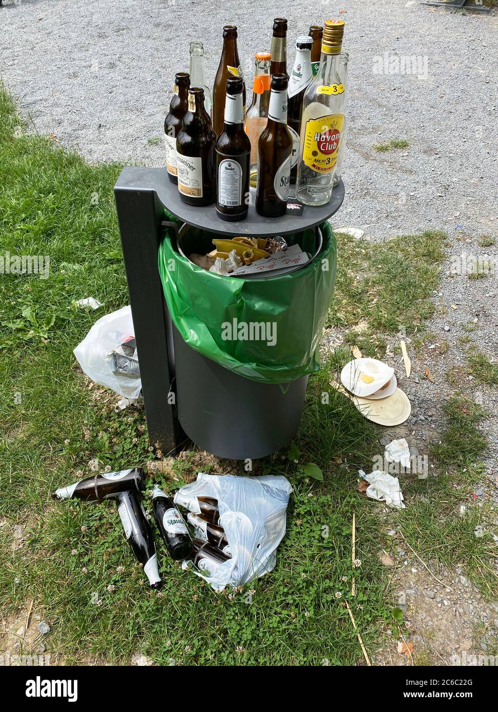 Les ordures débordant peuvent, avec beaucoup de déchets, des bouteilles de verre à côté, des déchets de fête, à un point d'observation dans la forêt, Korte Klippe, Essen, NRW, germe Banque D'Images