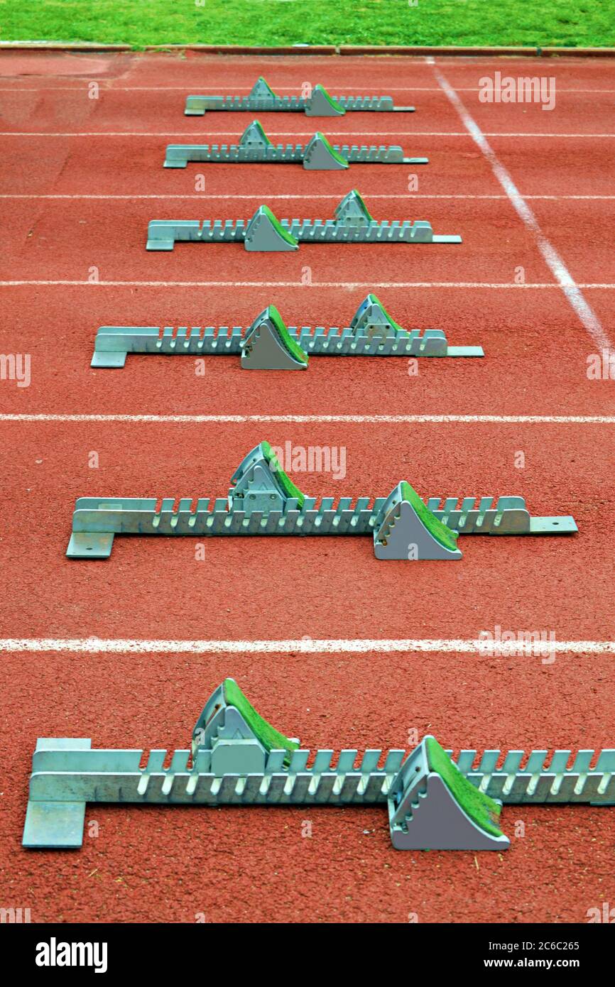 Blocs de départ pour les sprinters dans un stade d'athlétisme vide à Florence, Italie Banque D'Images