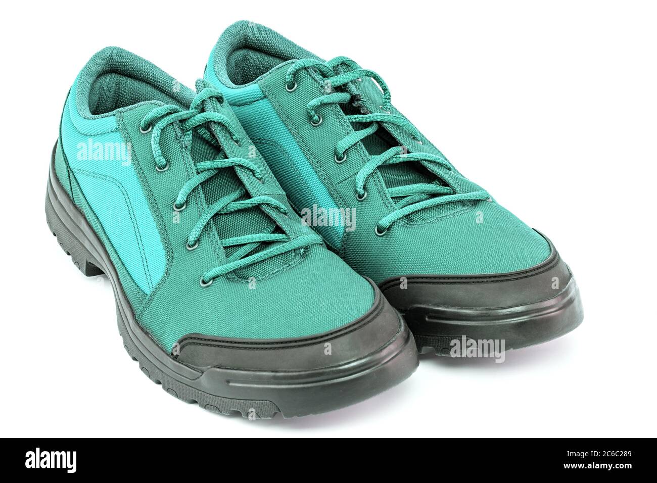 une paire de chaussures de randonnée bon marché vert turquoise bleu menthe aqua isolé sur fond blanc - vue en gros plan en perspective Banque D'Images