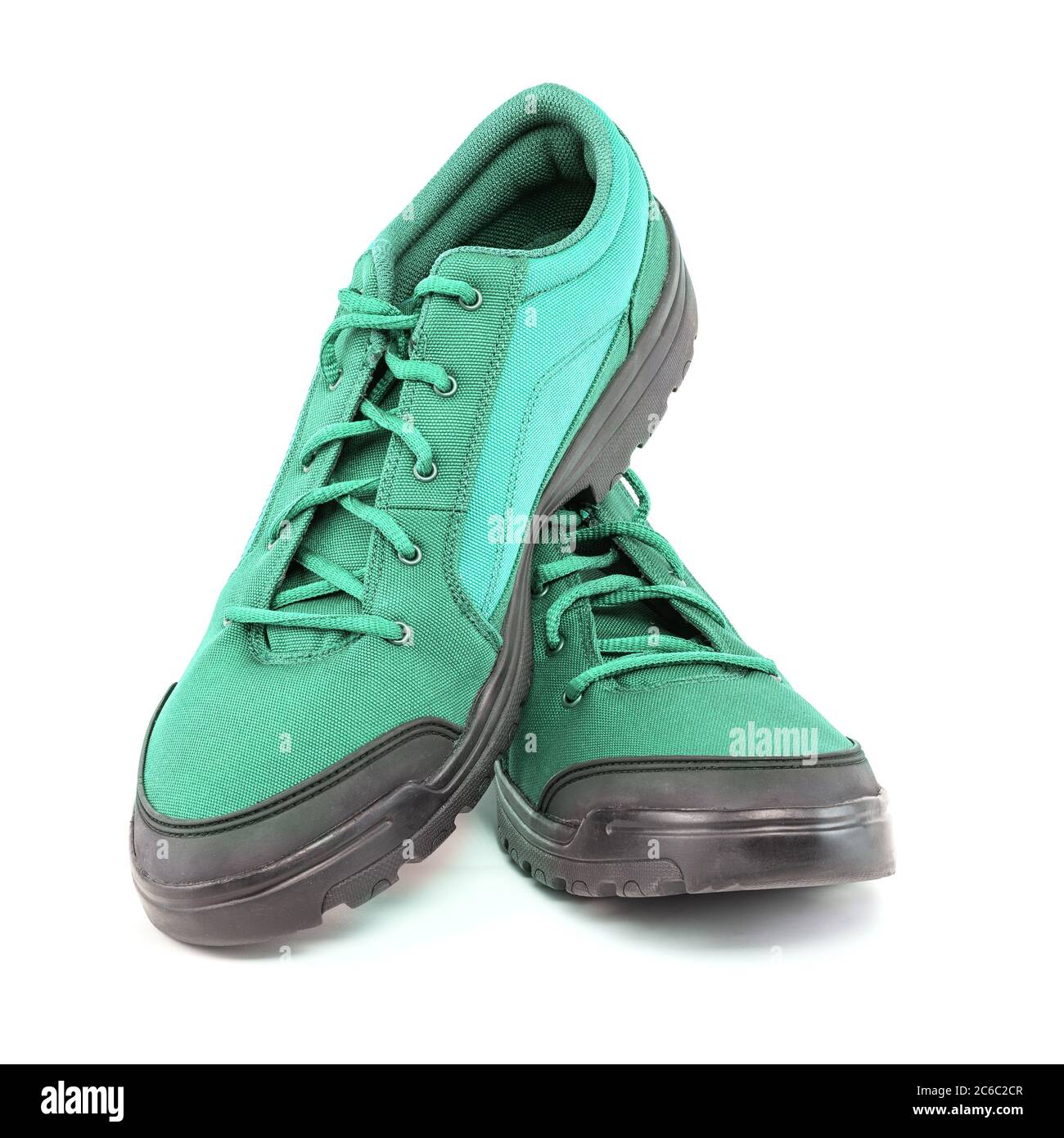 une paire de chaussures de randonnée bon marché vert turquoise bleu menthe aqua isolé sur fond blanc - vue en gros plan en perspective Banque D'Images