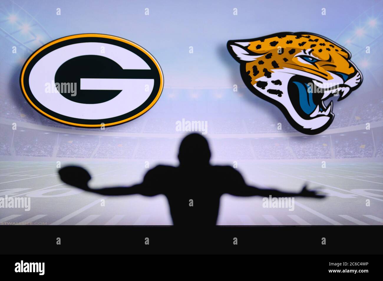 Green Bay Packers contre Jacksonville Jaguars. Match NFL. Match de la Ligue américaine de football. Silhouette de joueur professionnel pour une touche de touche. Écran i Banque D'Images