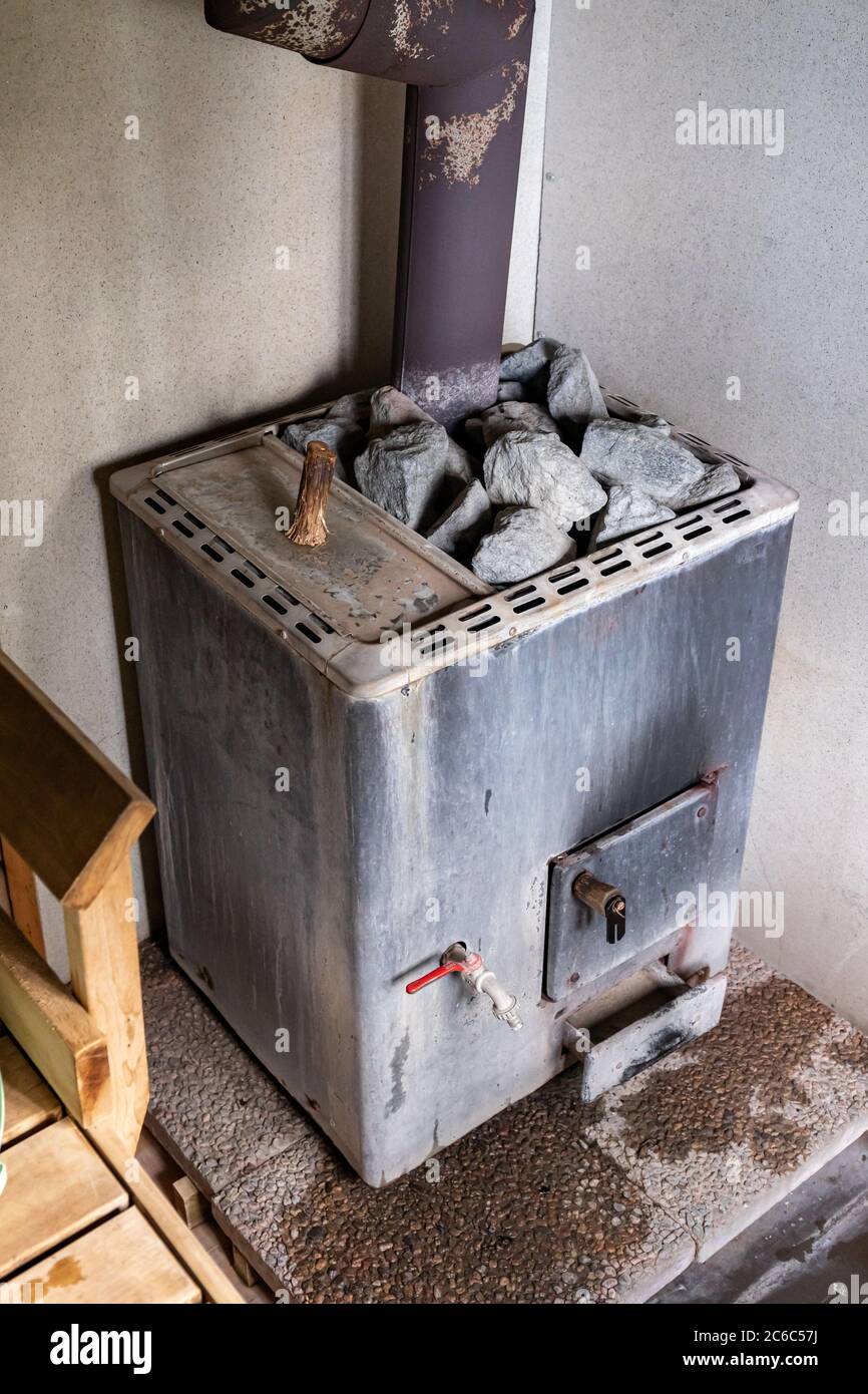 Ancien poêle à bois avec chauffe-eau à Orivesi, Finlande Banque D'Images