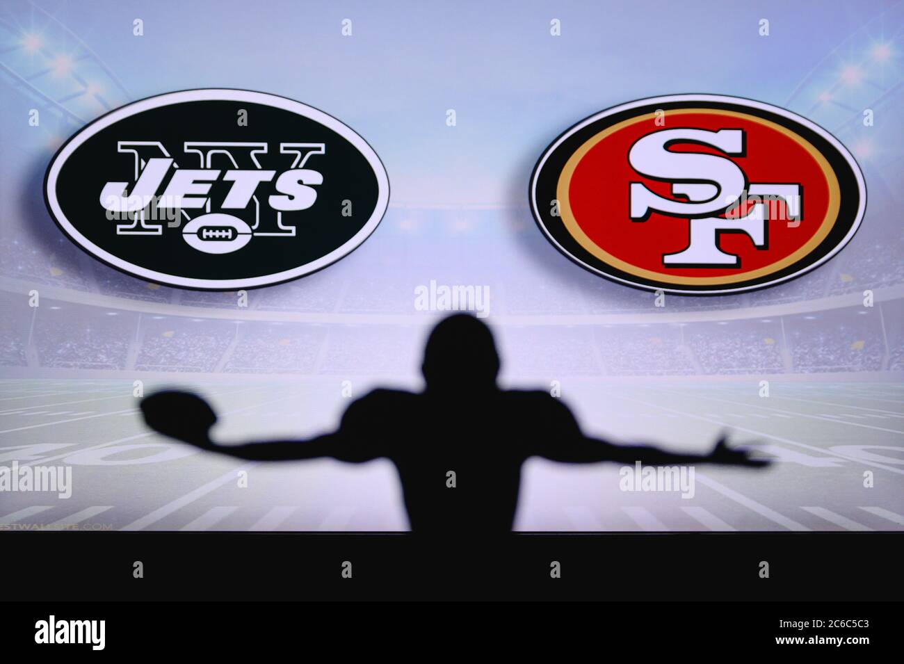 New York Jets contre San Francisco 49ers. Match NFL. Match de la Ligue américaine de football. Silhouette de joueur professionnel pour une touche de touche. Écran en bac Banque D'Images