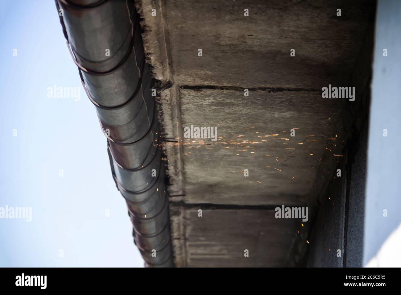 Système de gouttière de rechange avec machine de soudage pour toit métallique. Système de drainage de gouttière de support sur le toit. Couper un système de gouttière sur le toit. Banque D'Images