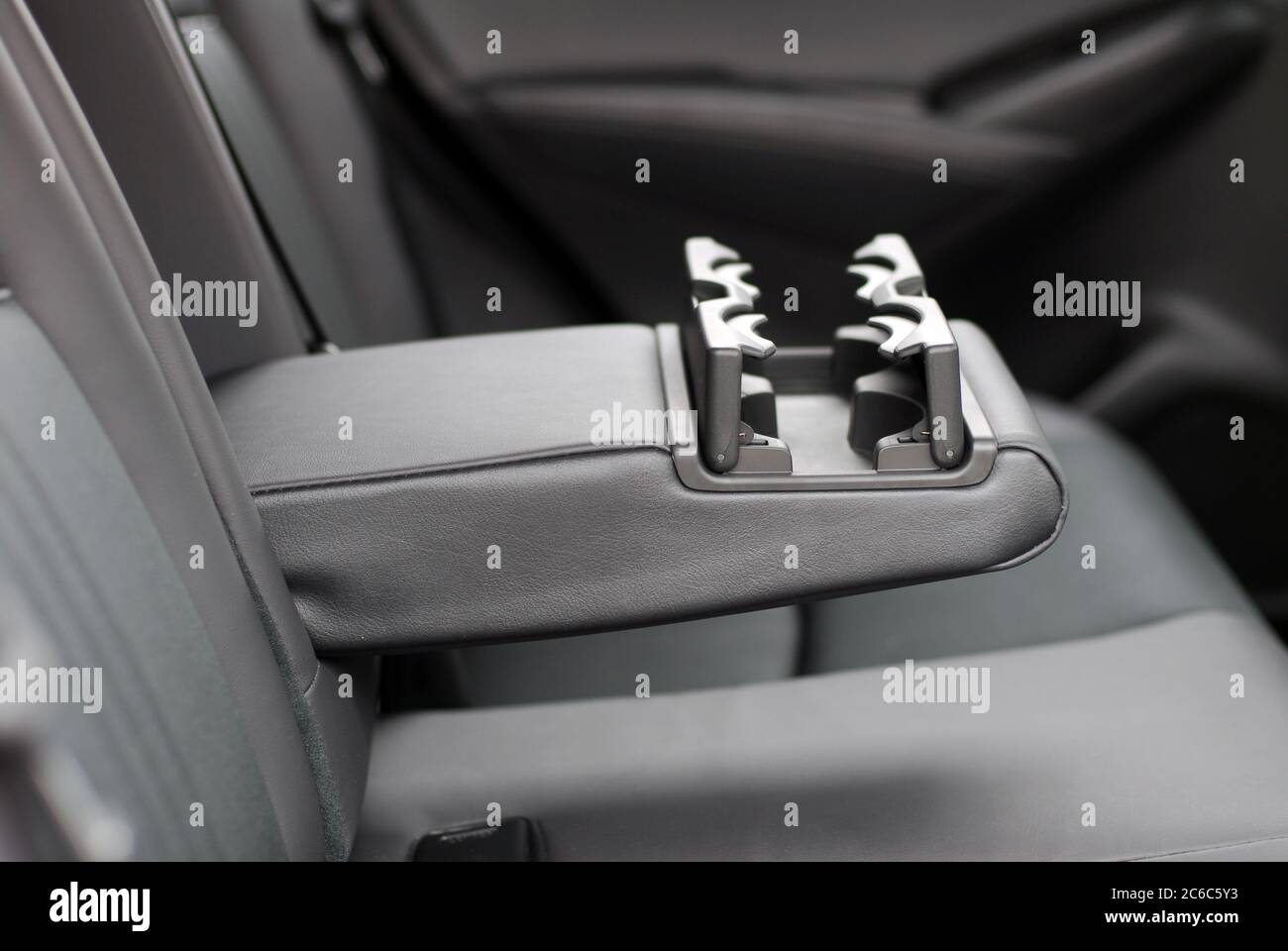 accoudoir dans la voiture avec porte-gobelet pour les sièges arrière ligne  Photo Stock - Alamy