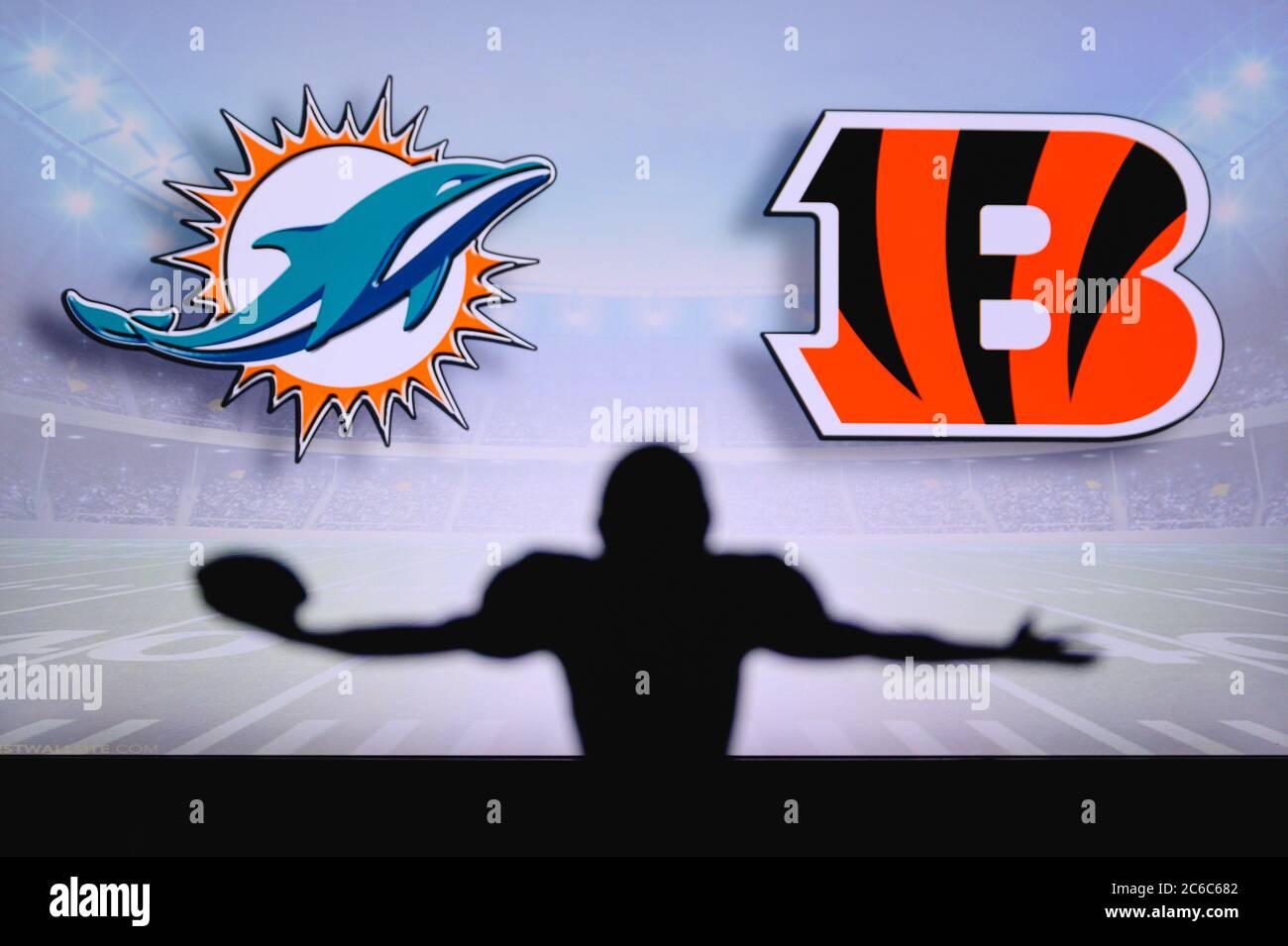 Dolphins de Miami contre Bengals de Cincinnati. Match NFL. Match de la Ligue américaine de football. Silhouette de joueur professionnel pour une touche de touche. Écran en bac Banque D'Images