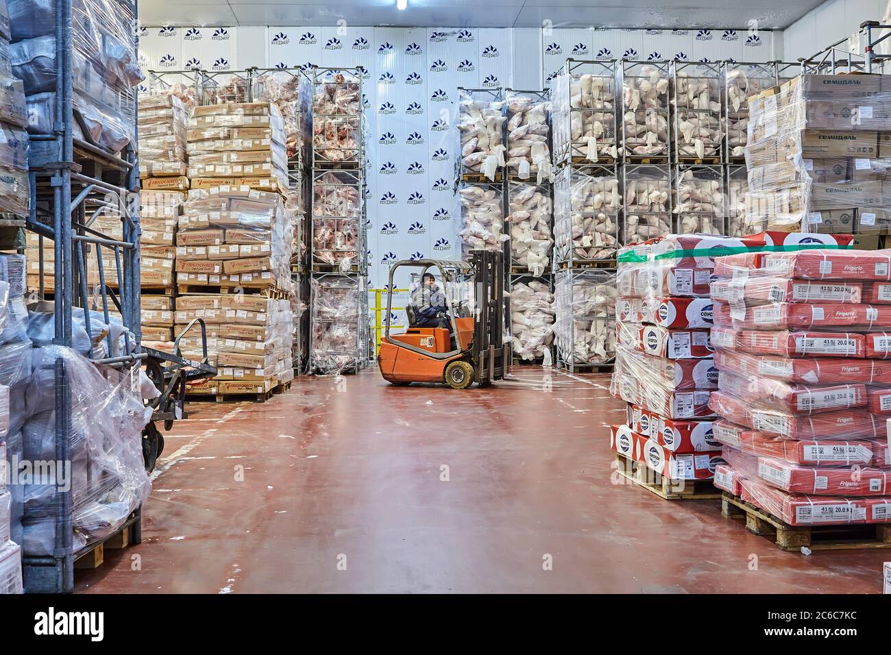 Saint-Pétersbourg, Russie - 10 octobre 2016 : stockage frigorifique,  entrepôt d'épicerie pour stocker les produits de viande périssables.  Entreposage de congélation. Le conducteur suite Photo Stock - Alamy