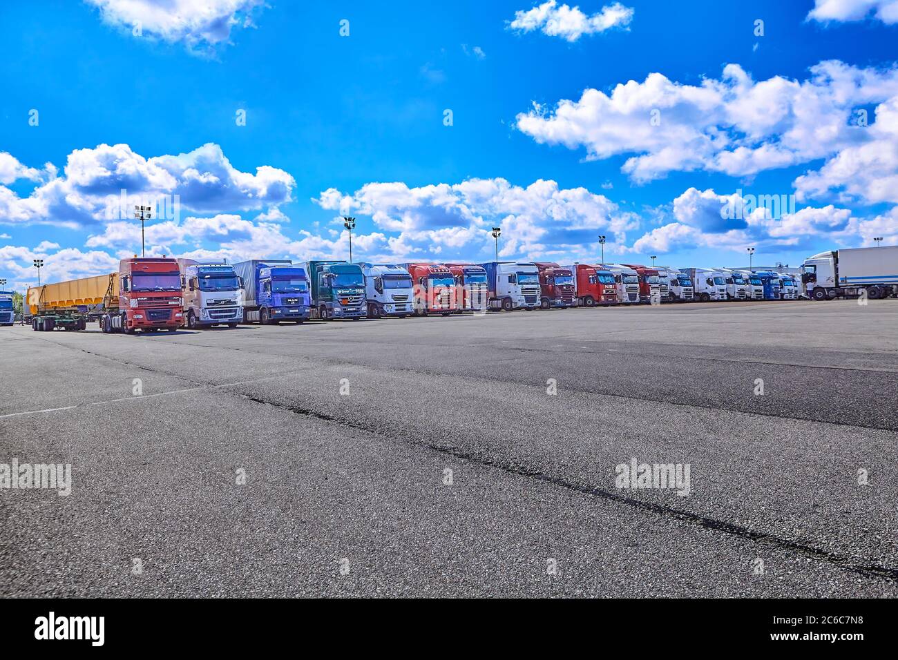Saint-Pétersbourg, Russie - 27 juillet 2017 : véhicules de flottes, semi-camions et véhicules commerciaux sur le terminal des douanes. Banque D'Images Saint-Pétersbourg, Russie - 27 juillet 2017 : véhicules de flottes, semi-camions et véhicules commerciaux sur le terminal des douanes. Banque D'Images