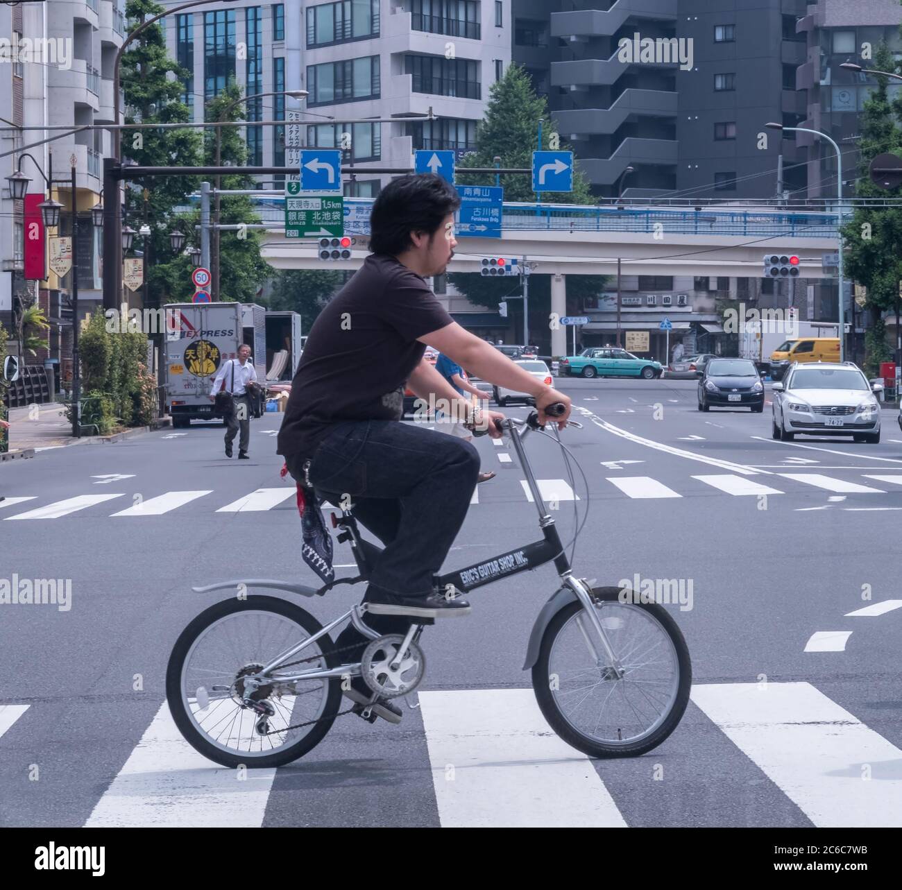 Homme à vélo dans le quartier de Minato, Tokyo, Japon Banque D'Images