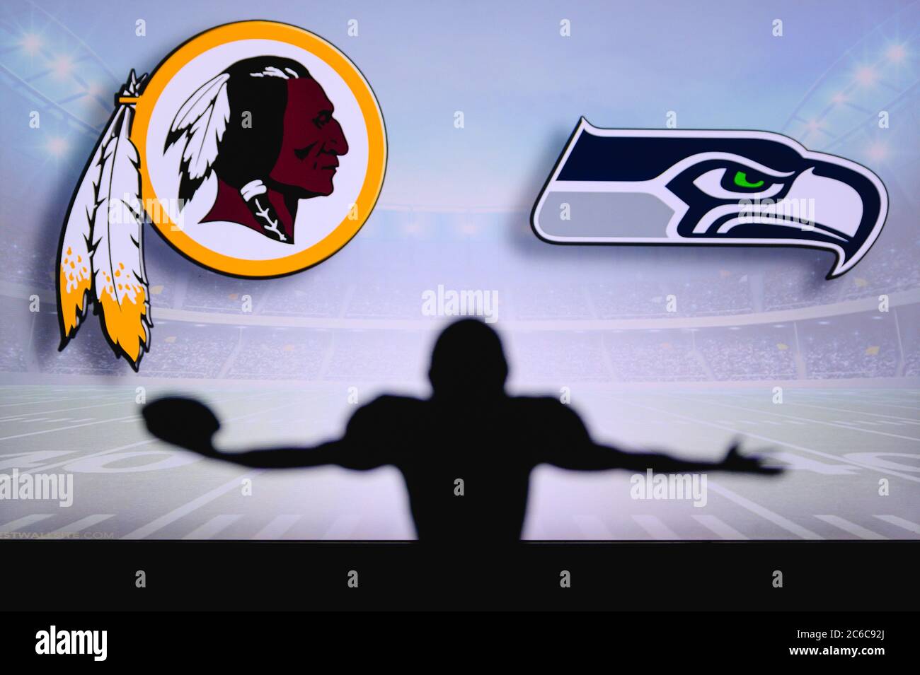 Washington Redskins contre Seattle Seahawks. Match NFL. Match de la Ligue américaine de football. Silhouette de joueur professionnel pour une touche de touche. Entrée de l'écran Banque D'Images