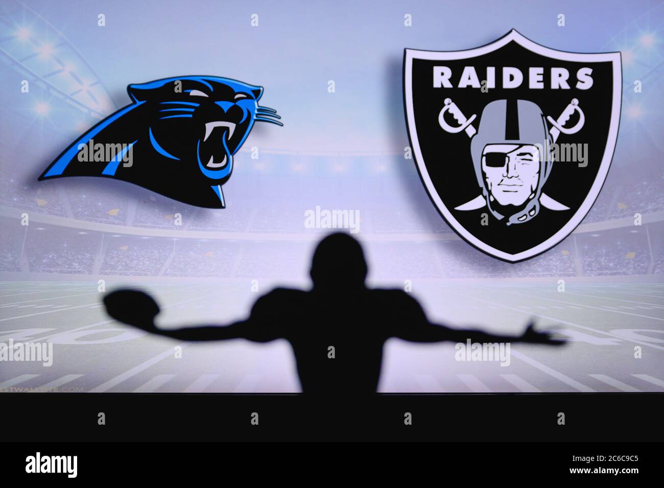 Carolina Panthers contre Las Vegas Raiders. Match NFL. Match de la Ligue américaine de football. Silhouette de joueur professionnel pour une touche de touche. Écran dans b Banque D'Images