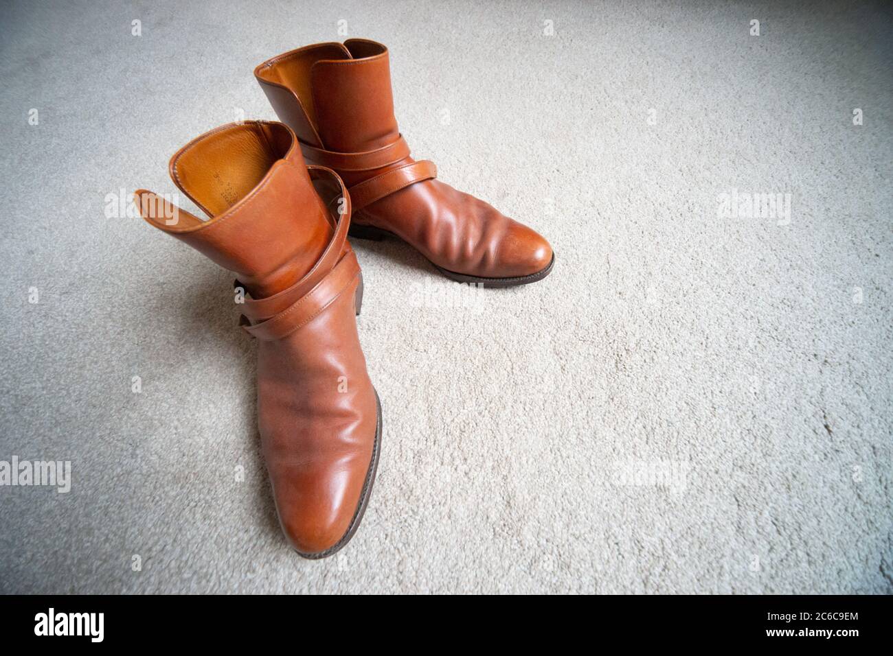 Bottes de genson brun vintage pour homme avec fermeture à boucle. Style similaire à celui des bottes chelsea ou Cowboy. Mode, style, tendance, unique, cuir Banque D'Images