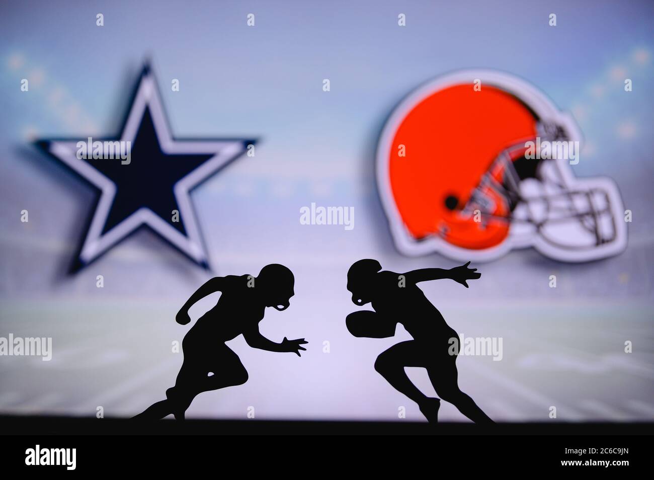 Dallas Cowboys contre Cleveland Browns. Affiche NFL Match. Deux joueurs de football américain se font face sur le terrain. Logo des clubs dans backgrou Banque D'Images