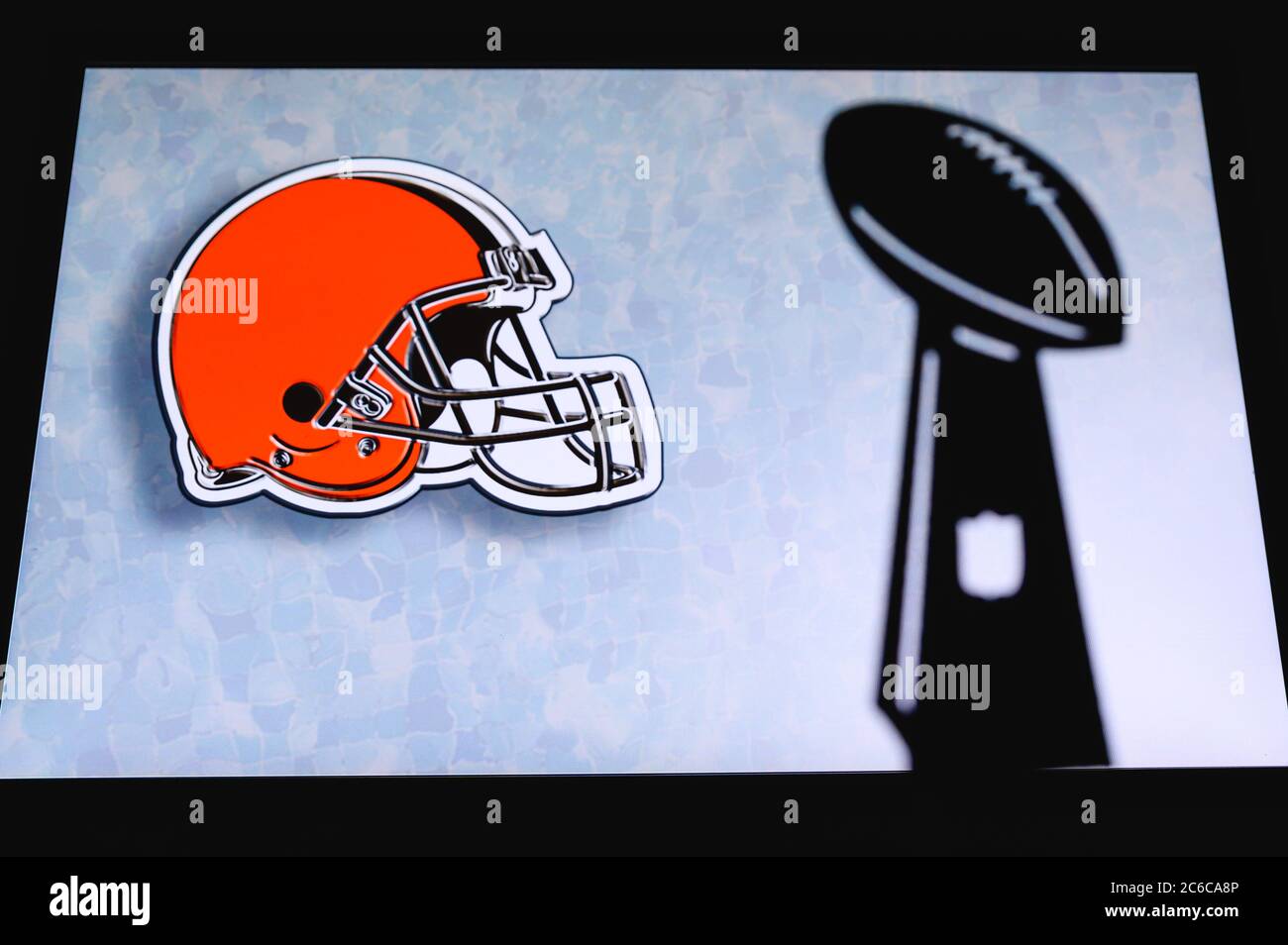 Cleveland Browns club de football américain professionnel, silhouette du trophée NFL, logo du club en arrière-plan. Banque D'Images
