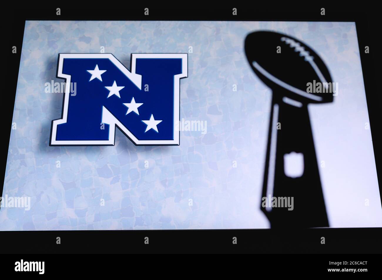 Conférence nationale de football – NFC, club de football américain professionnel, silhouette du trophée NFL, logo du club en arrière-plan. Banque D'Images