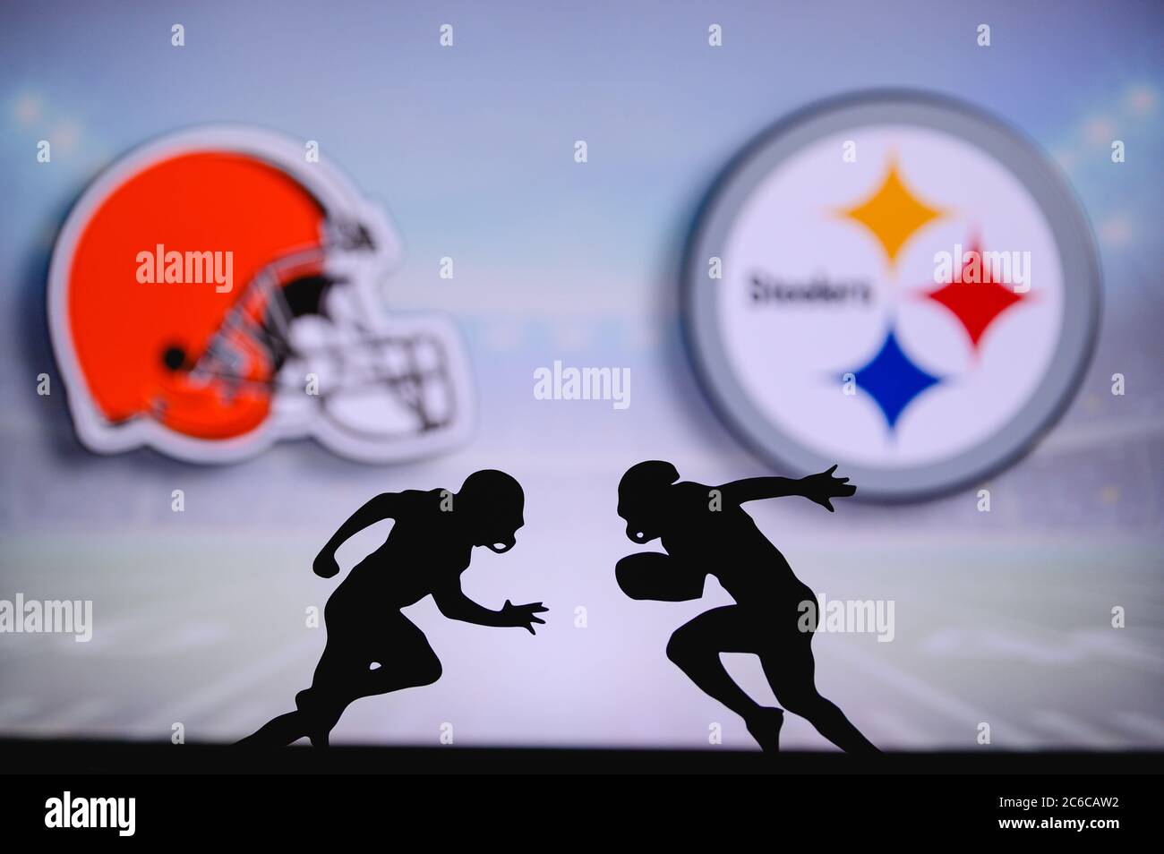 Cleveland Browns vs.Pittsburgh Steelers . Affiche NFL Match. Deux joueurs de football américain se font face sur le terrain. Logo clubs en bac Banque D'Images