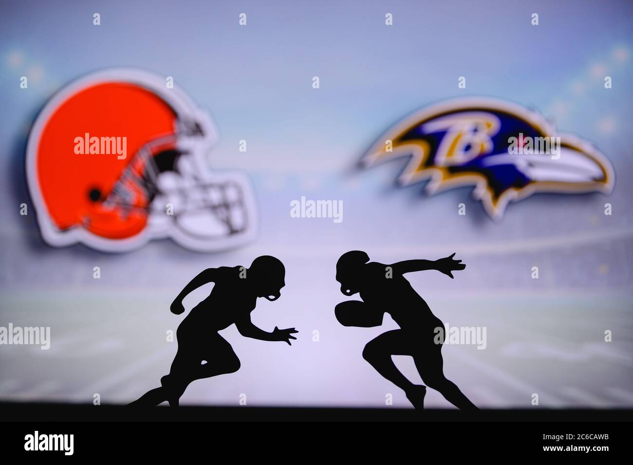 Cleveland Browns contre Baltimore Ravens. Affiche NFL Match. Deux joueurs de football américain se font face sur le terrain. Logo des clubs dans le back-gr Banque D'Images