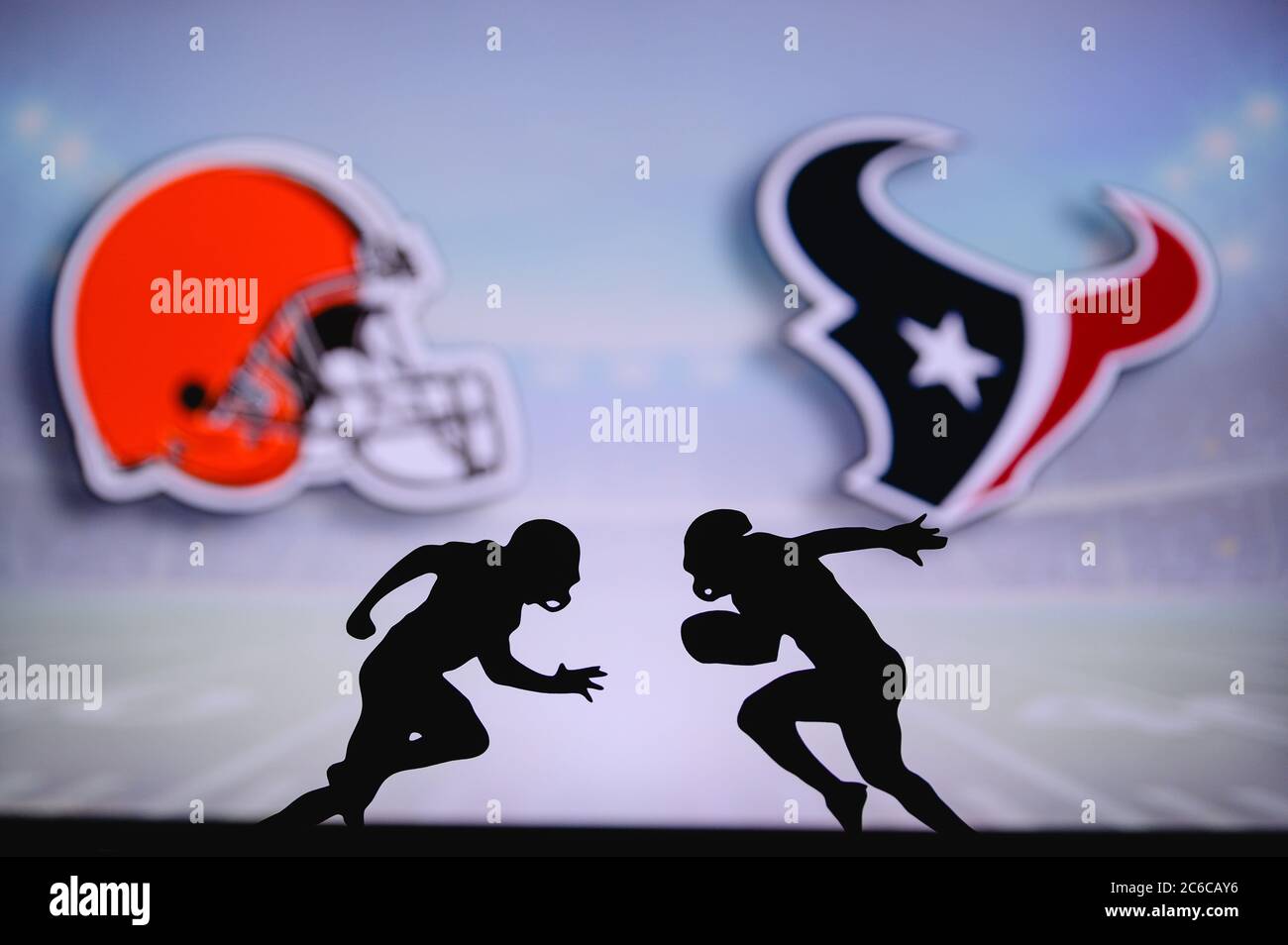 Cleveland Browns contre Houston Texans. Affiche NFL Match. Deux joueurs de football américain se font face sur le terrain. Logo des clubs dans backgrou Banque D'Images