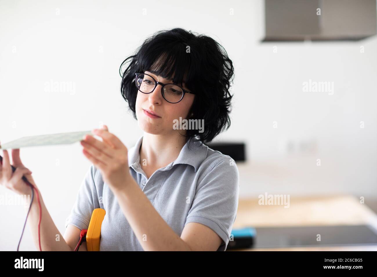 jeune femme qui travaille comme technicien en électronique Banque D'Images