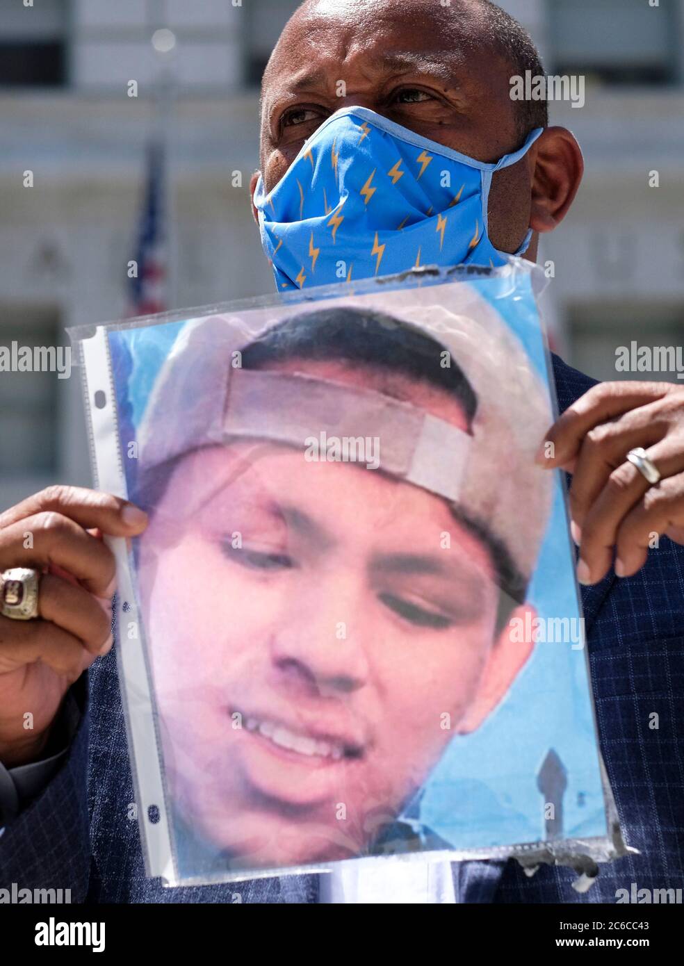 Los Angeles, Californie, États-Unis. 8 juillet 2020. NAJEE ALI tient une photo d'Andres gardées lors d'une conférence de presse pour appeler au licenciement de l'adjoint du shérif Vega, qui a fatalement.shot Guardado près de Gardena le 18 juin, à l'extérieur du quartier général du département du shérif du comté de Los Angeles . Une autopsie privée libérée ce matin par la famille de Guardado montre que le Guardado, âgé de 18 ans, a été abattu cinq fois dans le dos. Crédit : Ringo Chiu/ZUMA Wire/Alay Live News Banque D'Images