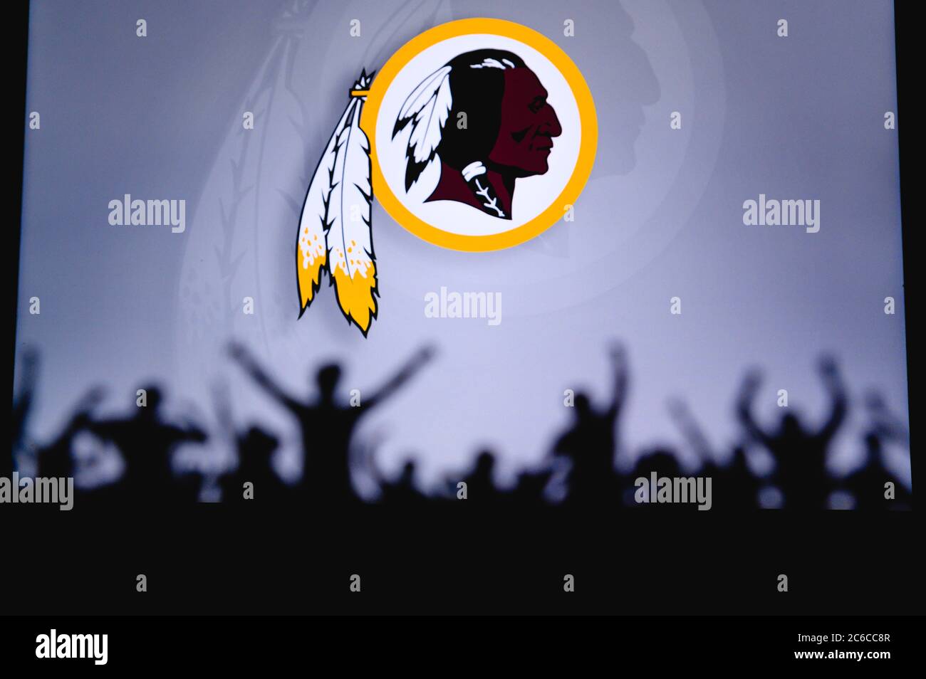 Redskins de Washington. Les fans soutiennent l'équipe professionnelle de l'American National Foorball League. Silhouette des supporters en premier plan. Logo sur la grande arnaque Banque D'Images