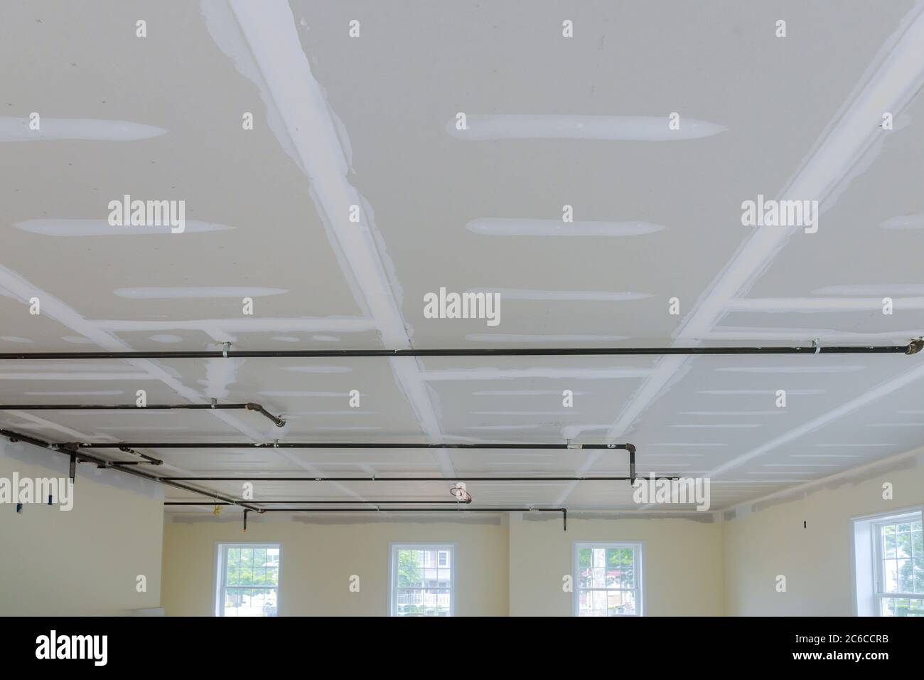 Système automatique d'extincteurs automatiques à eau d'extinction de pipeline au plafond dans le bâtiment de bureaux Banque D'Images