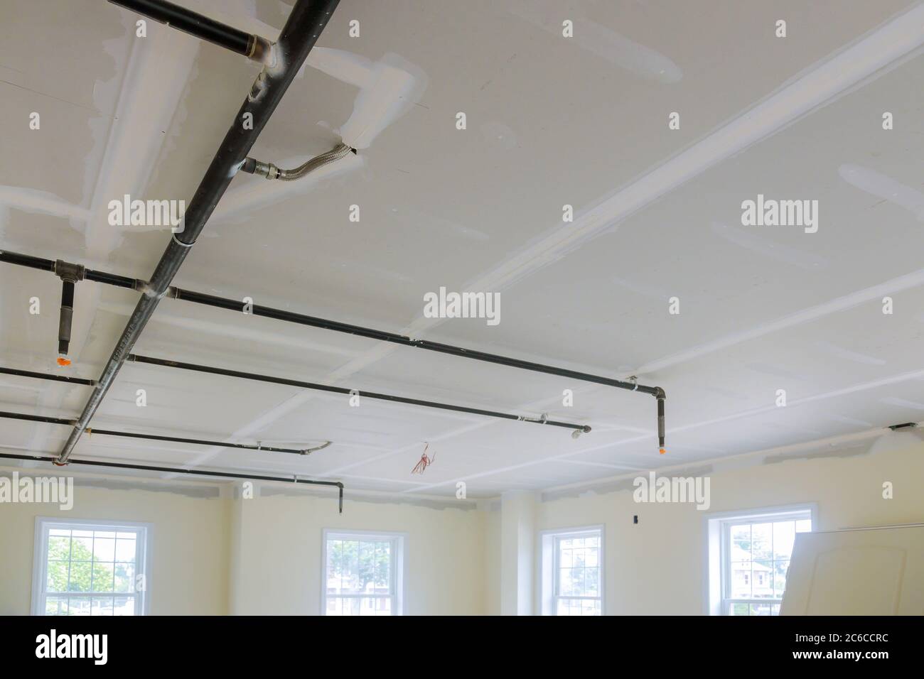 L'arroseur incendie dans le bâtiment de plafond automatique se concentre sur le fond sélectif du plafond Banque D'Images